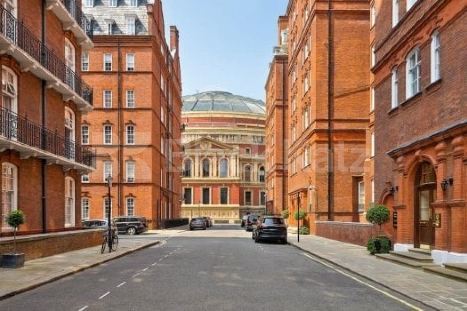 Beautiful four double bedroom set in a mansion block property in Zone 1 Luxborough Street, Marylebone